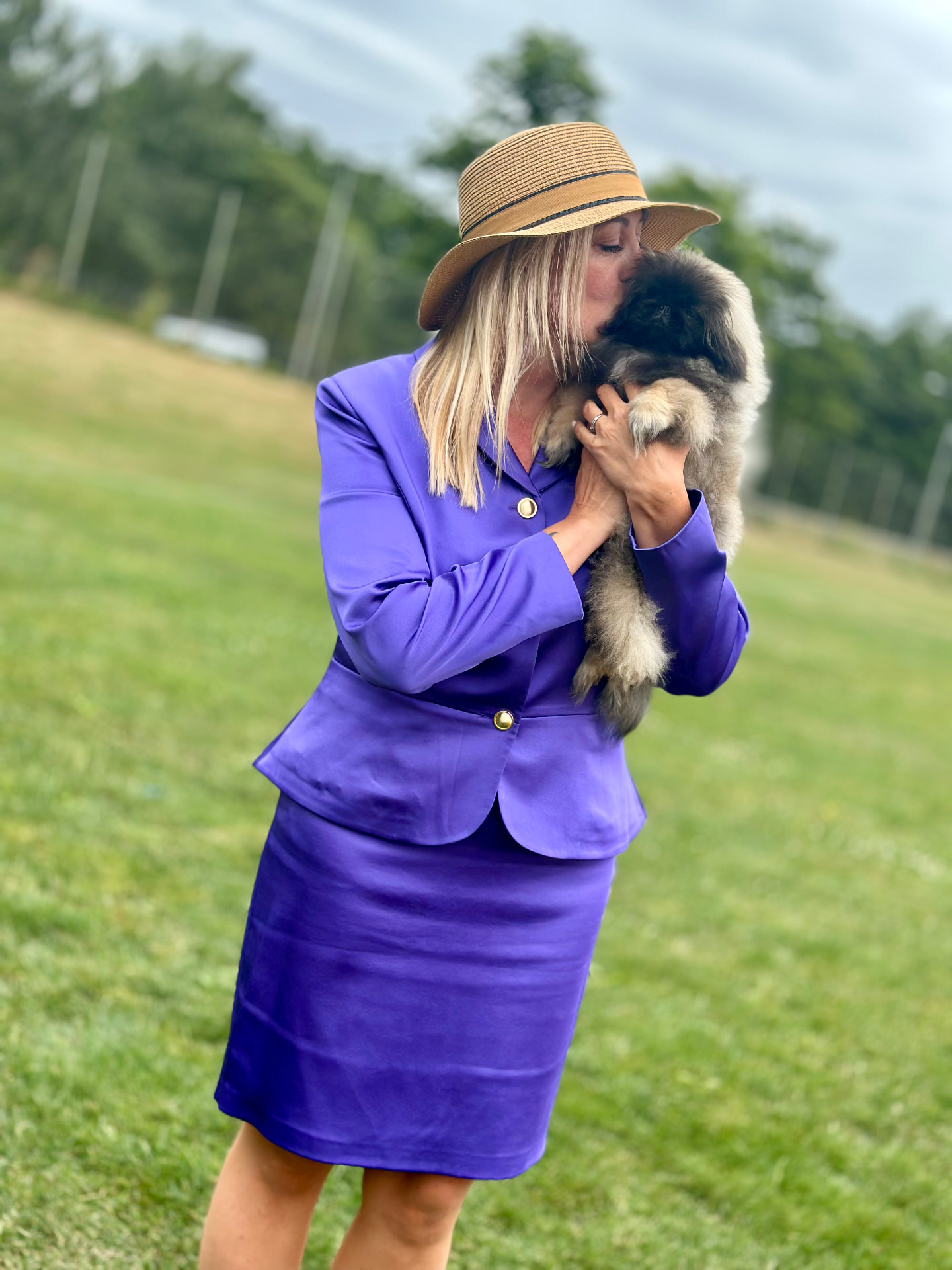 Oppdretter Monica fra Kennel In The Zone holder pekingeseren Chewie utendørs